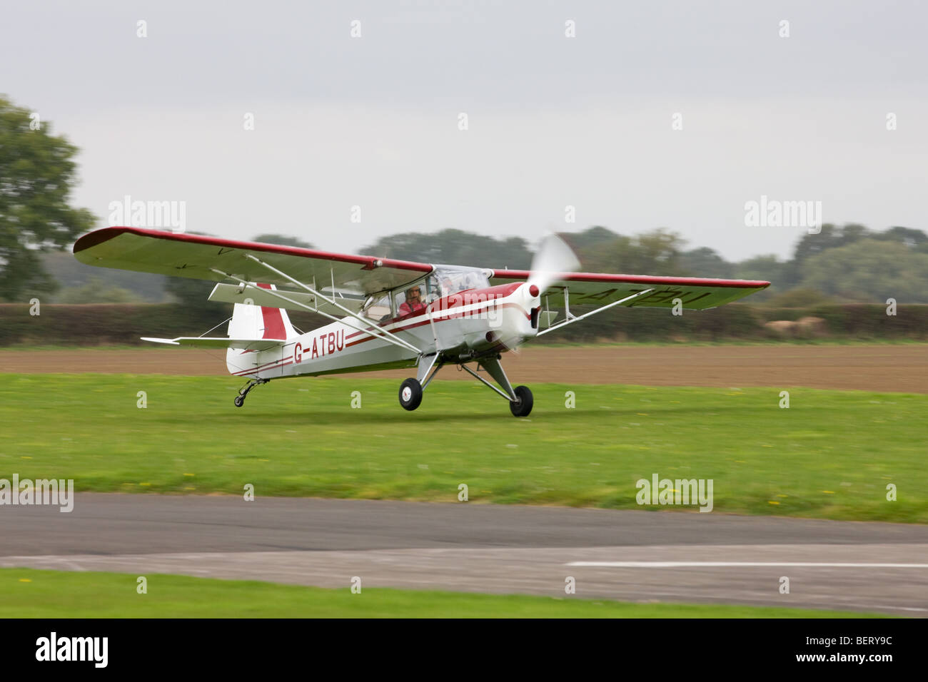 Un Beagle61 Série 2 Terrier G-ATBU atterrissage à Breighton Airfield Banque D'Images