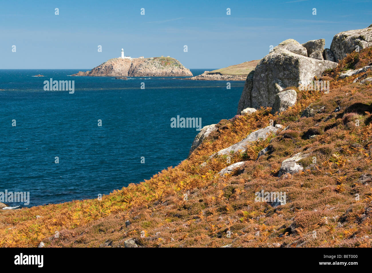 L'Île ronde Light House vue de Tresco, Isles of Scilly Banque D'Images