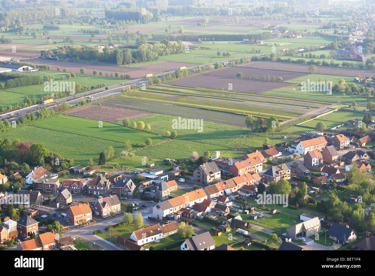 Le développement en ruban zone agricole avec des champs, des prairies et des haies de l'air, Belgique Banque D'Images