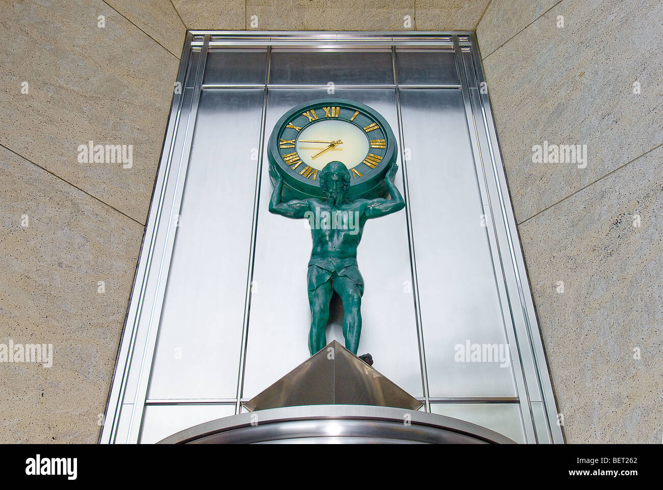 Statue holding horloge de plus entrée de Tiffany & Co store sur Magnificent Mile, Chicago, Illinois, États-Unis Banque D'Images