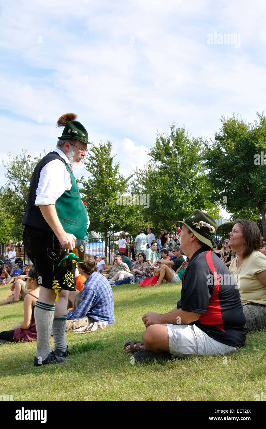 L'homme en costume traditionnel allemand à l'Oktoberfest à Addison, Texas - 2ème plus grand dans le monde en dehors de l'Oktoberfest Munich Banque D'Images