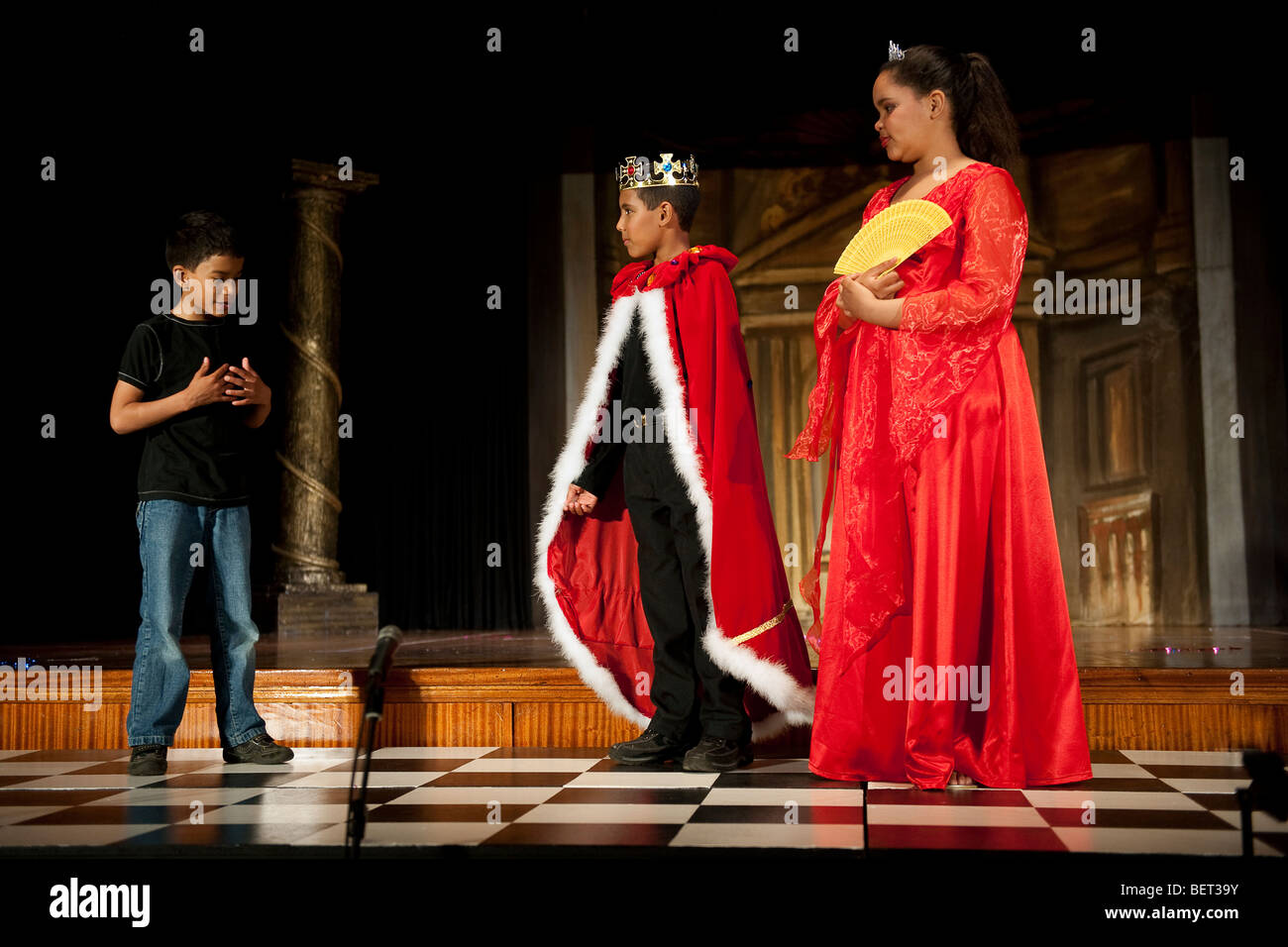 Les étudiants de l'école Junior effectuant la danse 'Royal' au St George's School, Cape Town, Afrique du Sud Banque D'Images