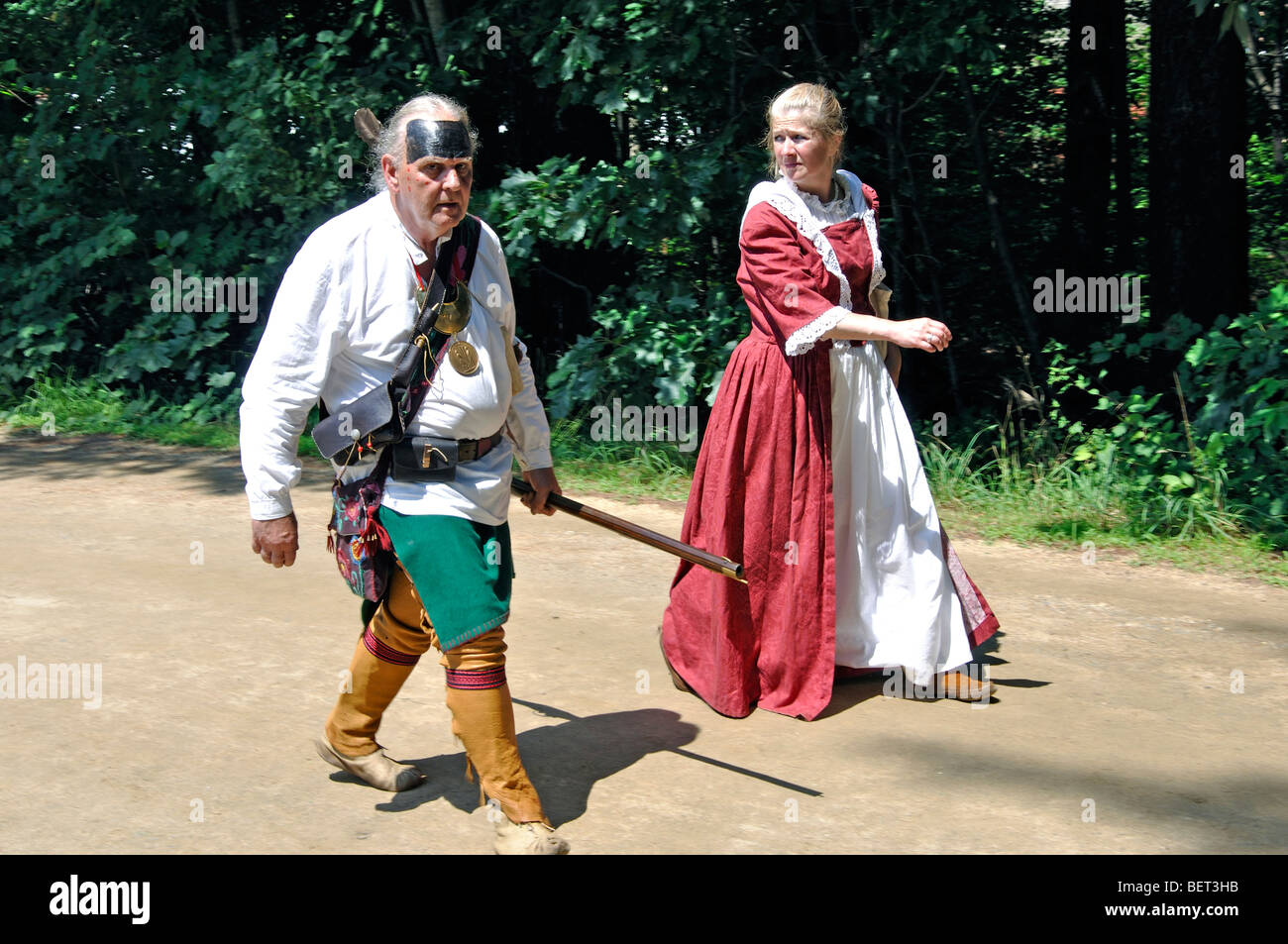 Les Indiens indigènes avec visage peint et American Woman - Guerre de la Révolution américaine en costume (années 1770) Époque re-enactment Banque D'Images