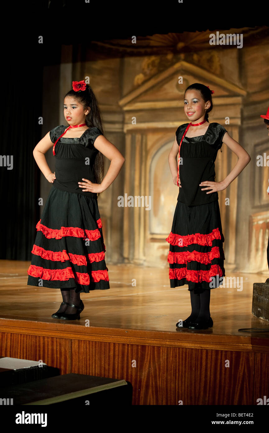 Les étudiants de l'école Junior effectuant la danse 'Royal' au St George's School, Cape Town, Afrique du Sud Banque D'Images