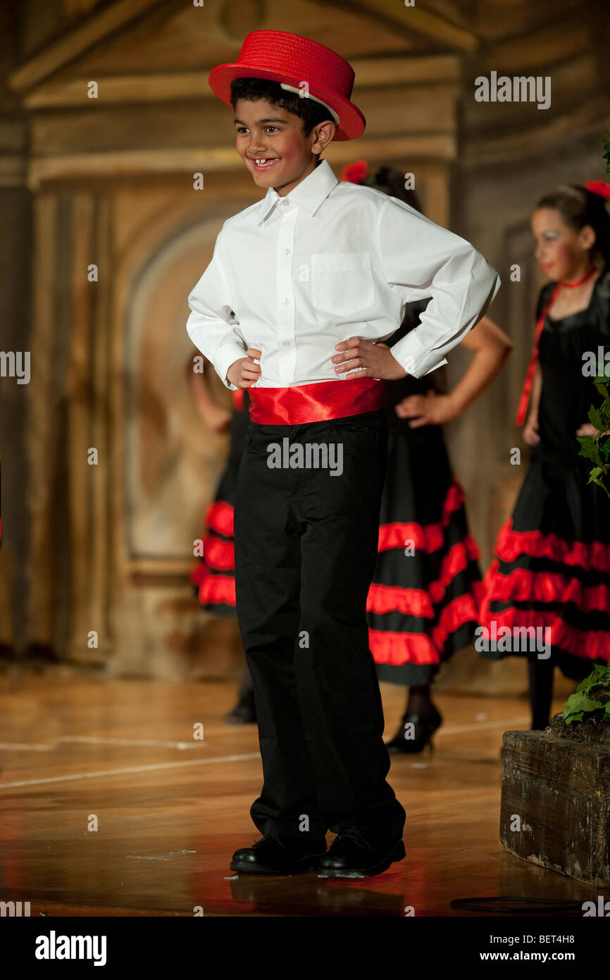 Les étudiants de l'école Junior effectuant la danse 'Royal' au St George's School, Cape Town, Afrique du Sud Banque D'Images