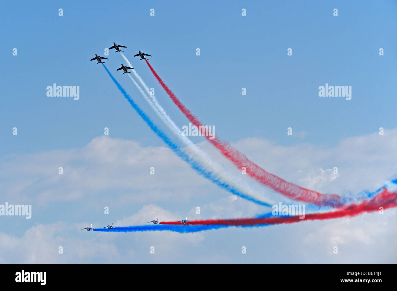Les Alpha jets de la patrouille acrobatique français volant en formation à l'Airshow de Coxyde, Belgique Banque D'Images