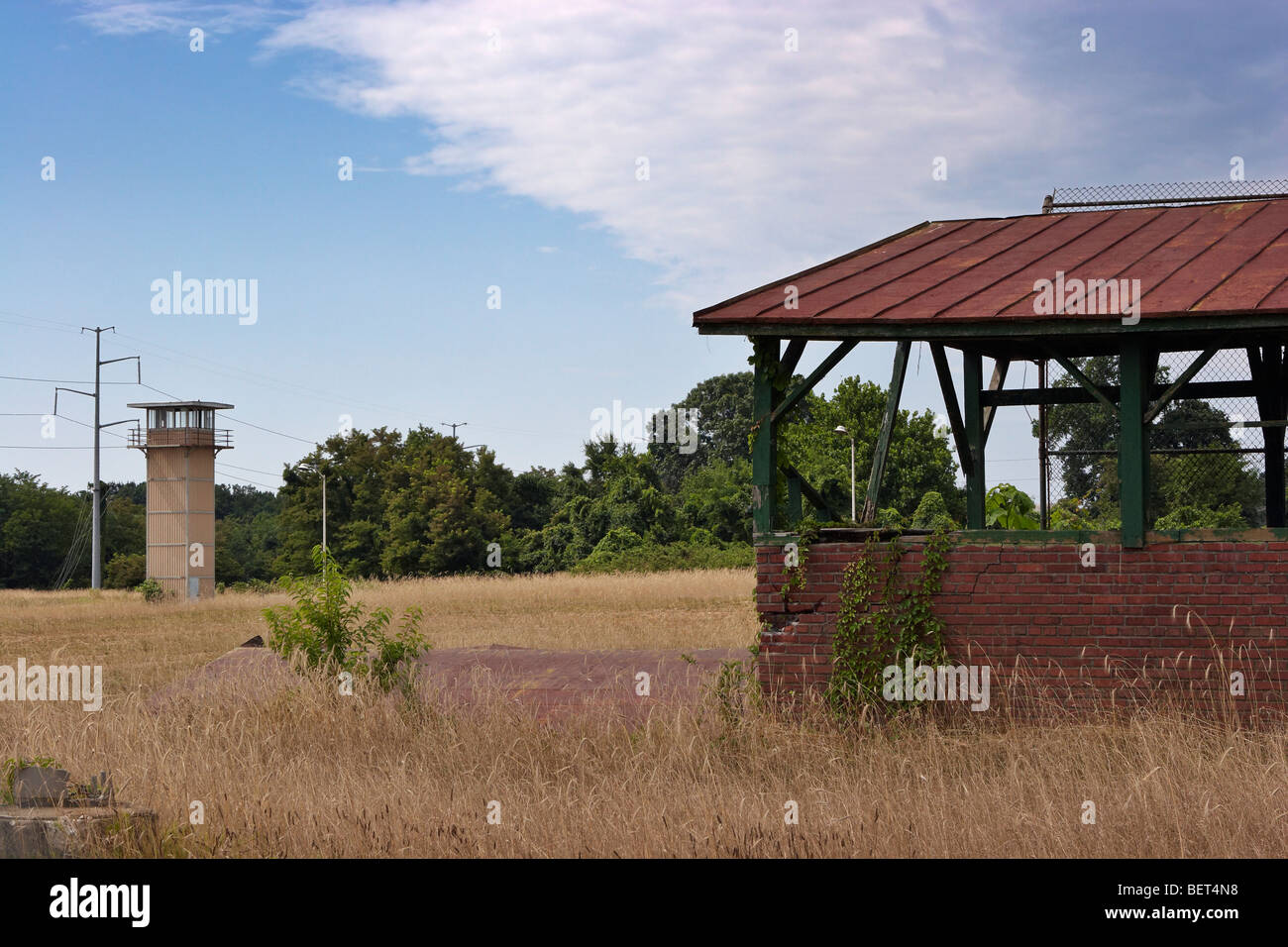 Une tour de garde donne sur le terrain de baseball au sud du dortoirs de l'ancien complexe correctionnel Charlotte, Charlotte, Virginie. Banque D'Images