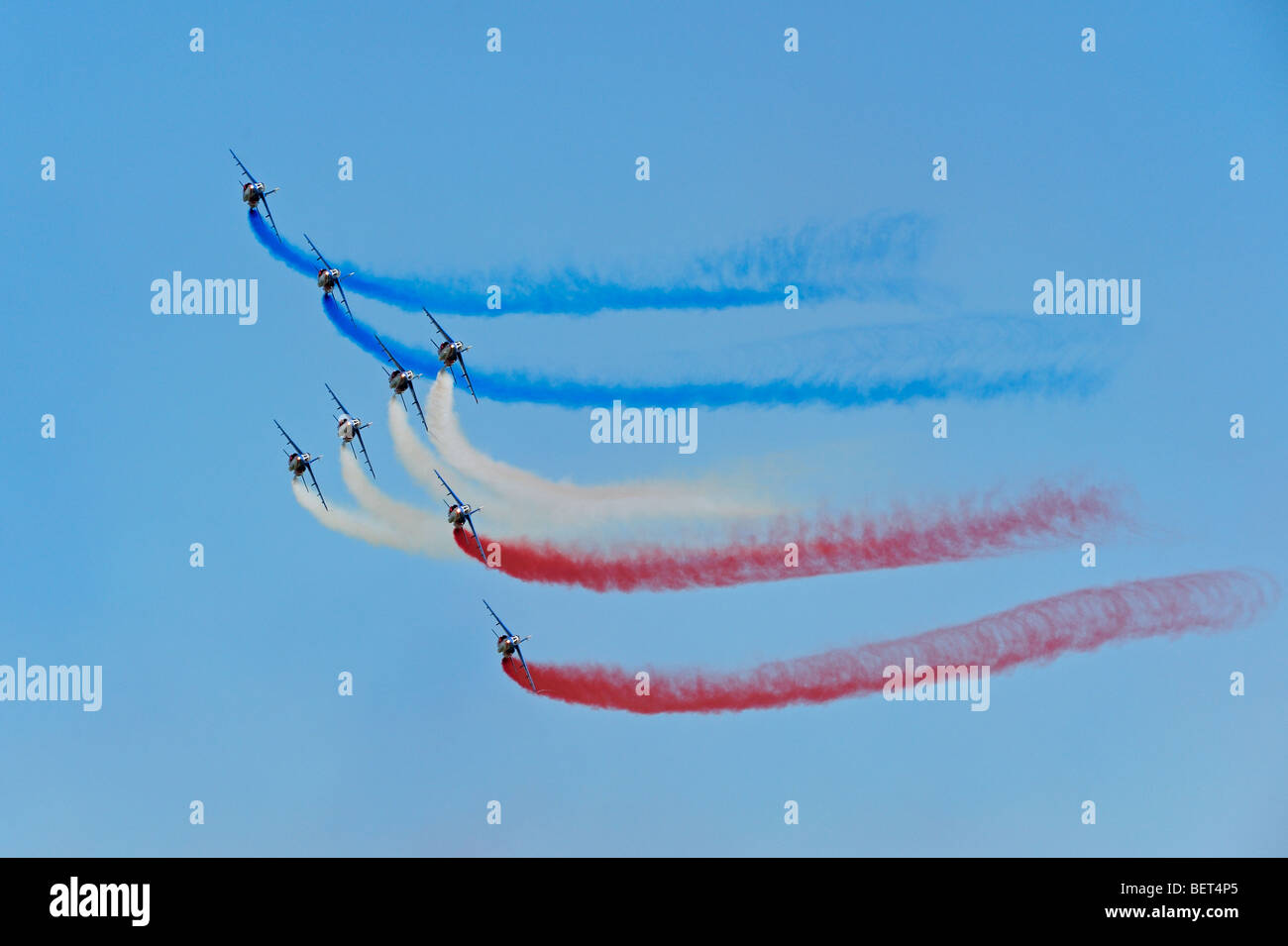 Les Alpha jets de la patrouille acrobatique français volant en formation flèche à l'Airshow de Coxyde, Belgique Banque D'Images