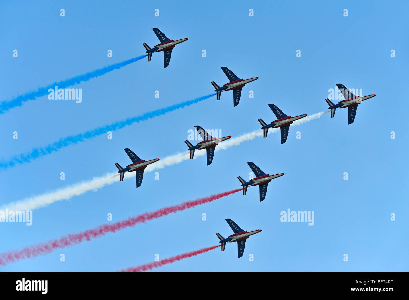 Les Alpha jets de la patrouille acrobatique français volant en formation flèche à l'Airshow de Coxyde, Belgique Banque D'Images