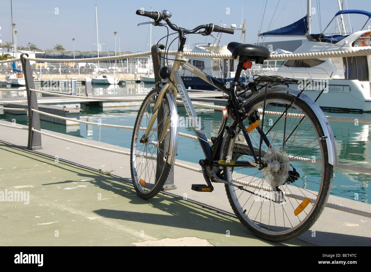 Un vélo dans un port sportif Banque D'Images
