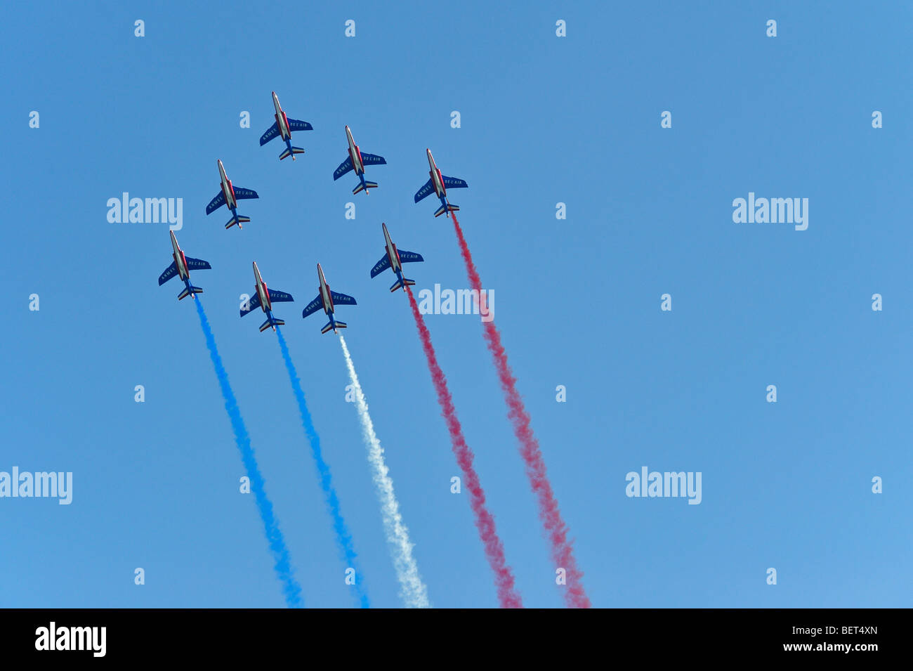 Les Alpha jets de la patrouille acrobatique français volant en formation losange à l'Airshow de Coxyde, Belgique Banque D'Images