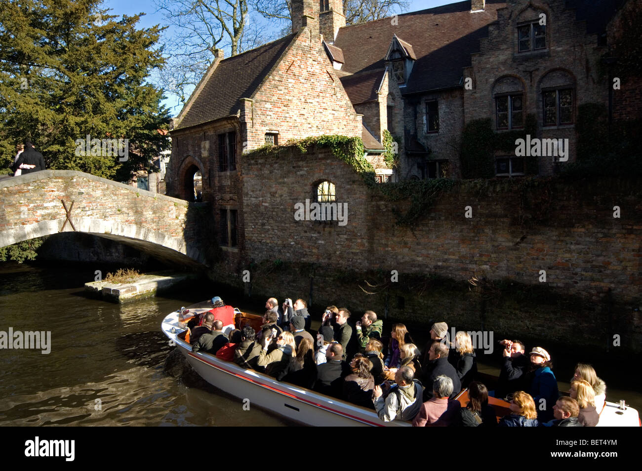 Bonifacius Pont sur canal et touristes au cours de visites en bateau à Bruges, Belgique Banque D'Images