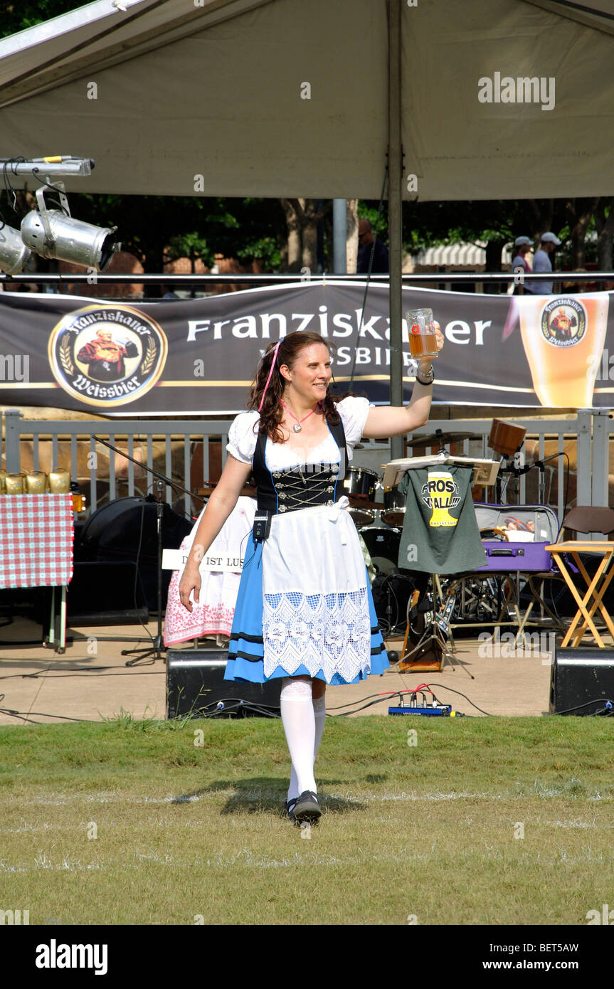 Fille avec de la bière en costume traditionnel allemand à l'Oktoberfest, Addison, Texas, 2ème plus grand dans le monde en dehors de l'Oktoberfest Munich Banque D'Images