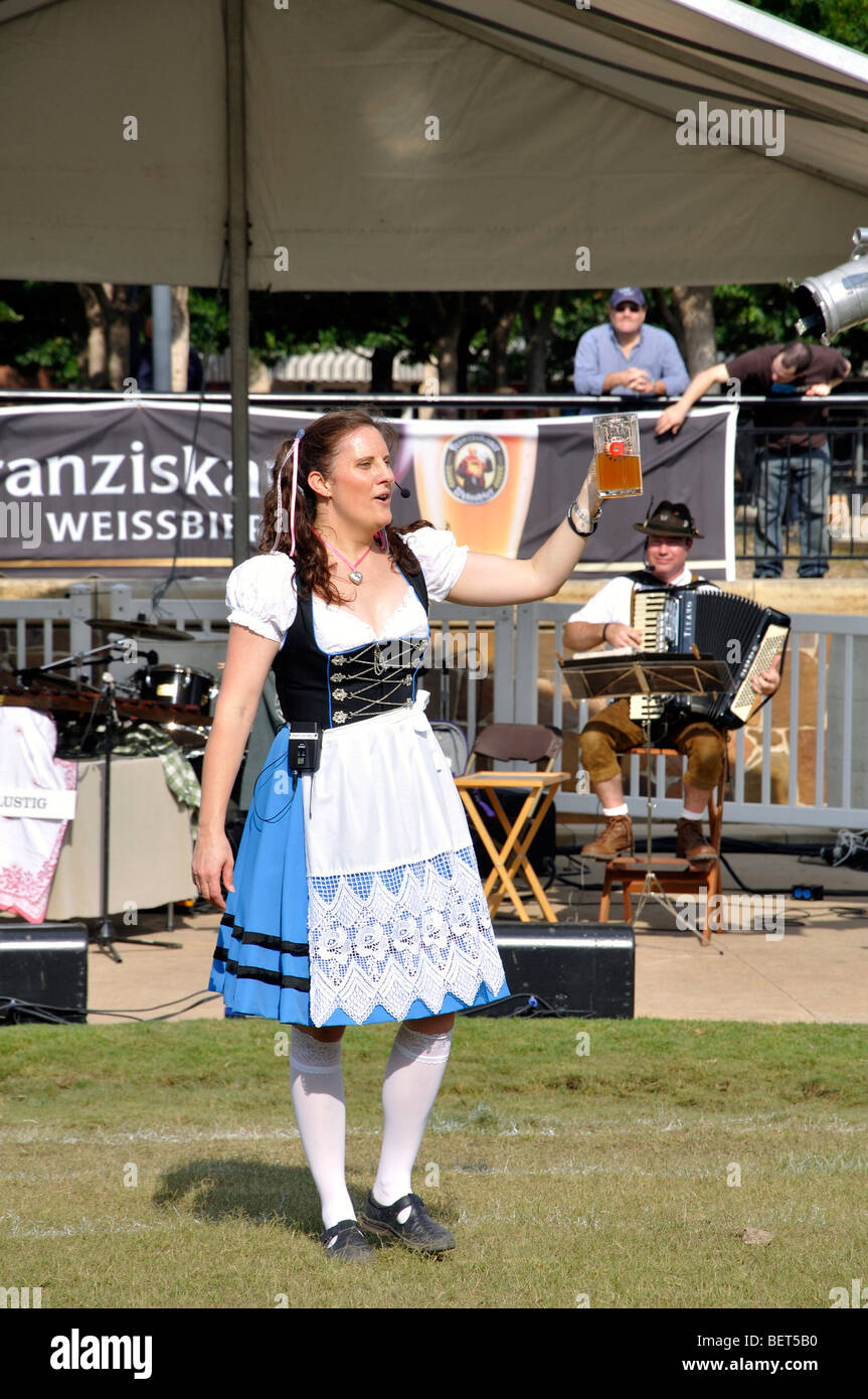 Fille avec de la bière en costume traditionnel allemand à l'Oktoberfest, Addison, Texas, 2ème plus grand dans le monde en dehors de l'Oktoberfest Munich Banque D'Images