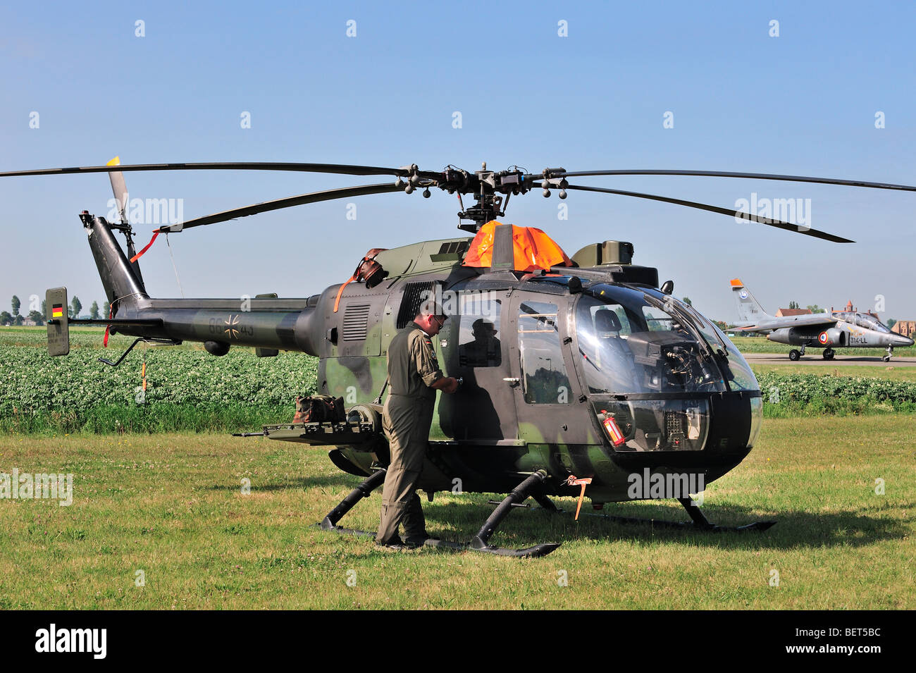 Hélicoptère militaire Bolkow BO-105 avec pilote à l'Airshow à Koksijde, Belgique Banque D'Images