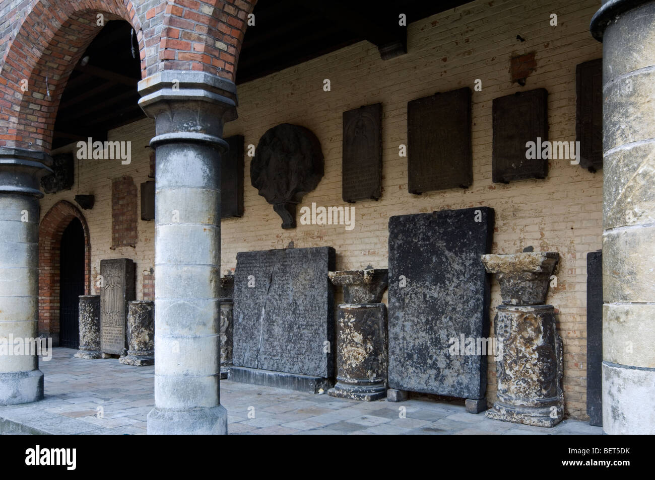 Des tablettes de pierre médiévale au musée Gruuthuse, Bruges, Flandre occidentale, Belgique Banque D'Images