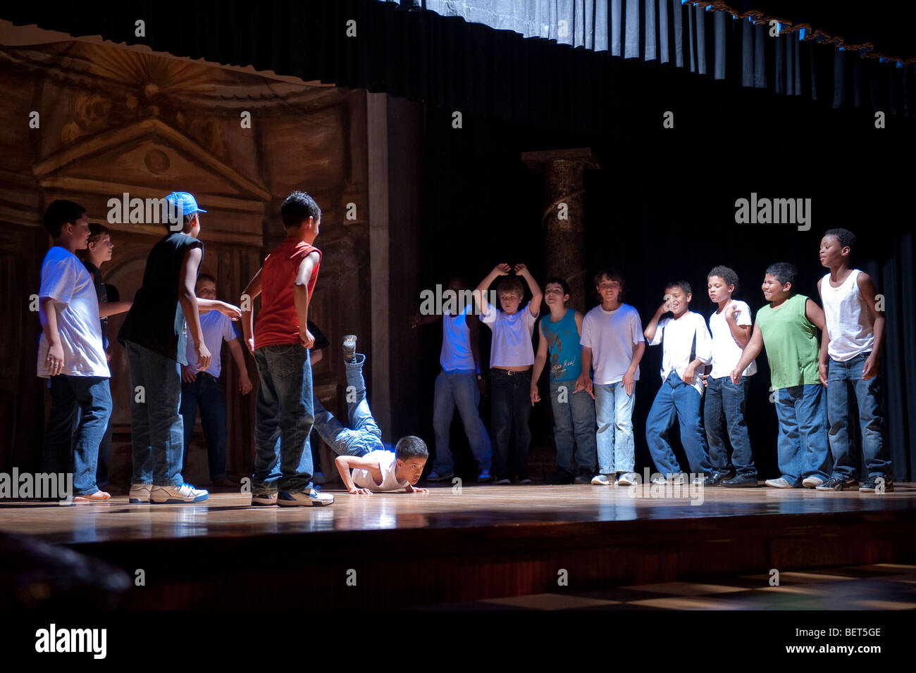 Les étudiants de l'école Junior effectuant la danse 'Royal' au St George's School, Cape Town, Afrique du Sud Banque D'Images