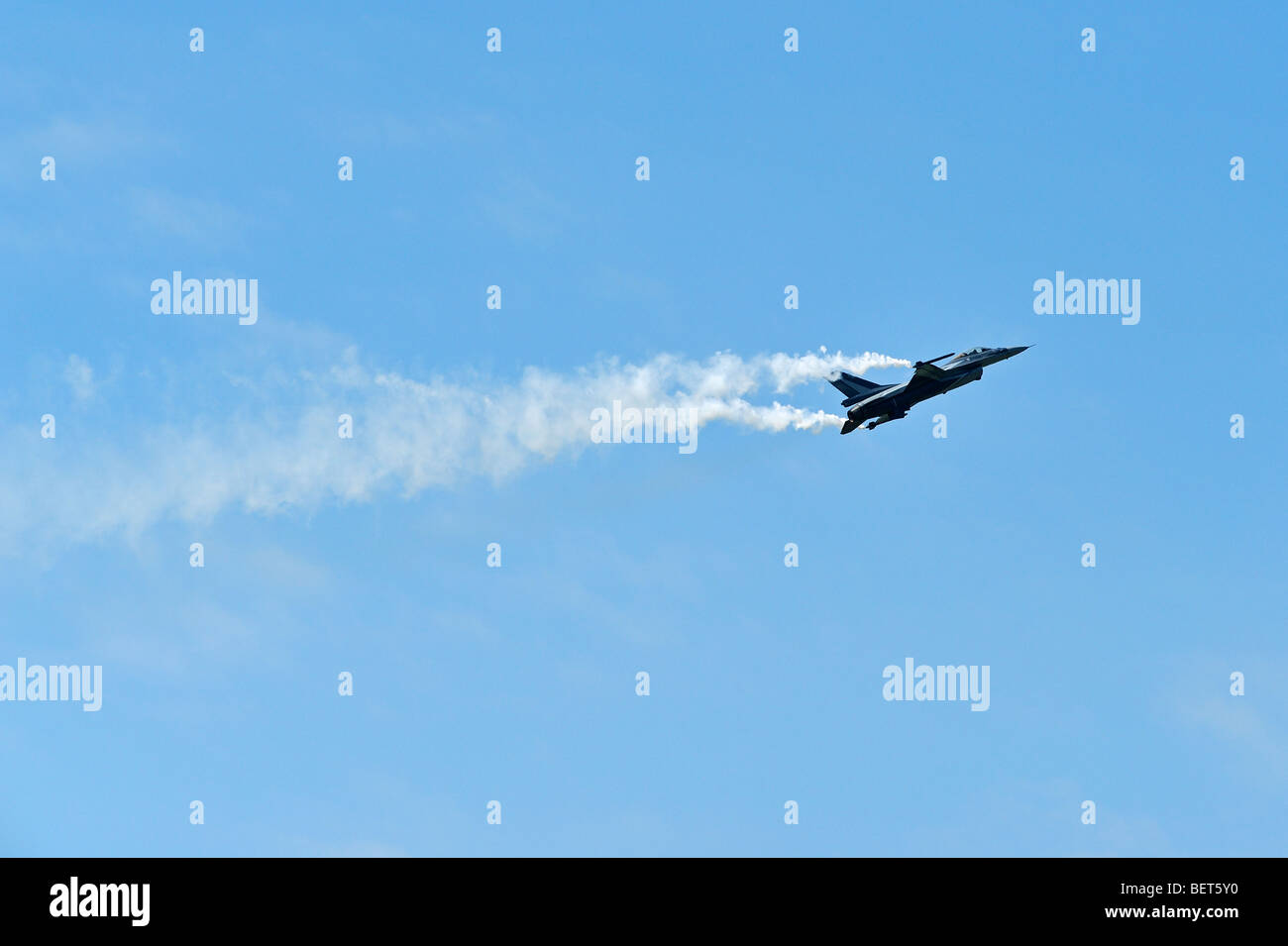 Avion de chasse à réaction F-16 à l'Airshow de Coxyde, Belgique Banque D'Images