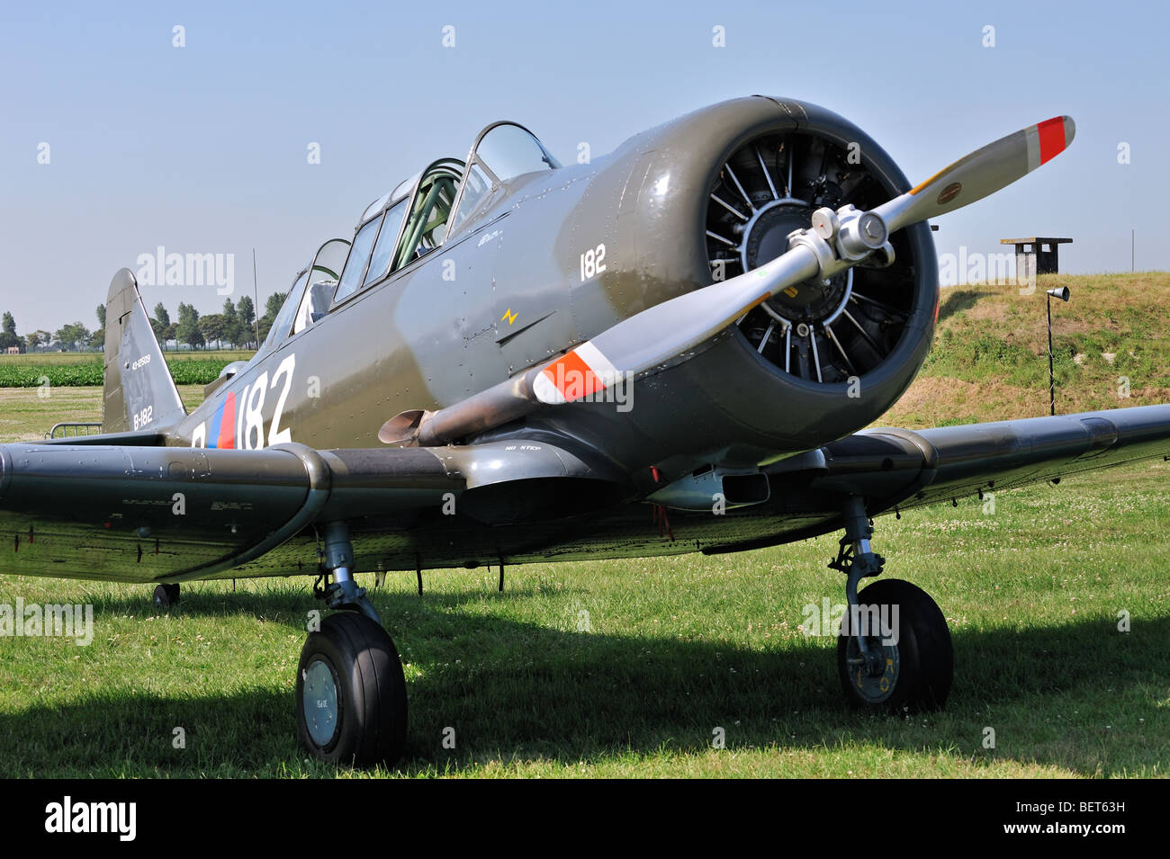 Seconde Guerre mondiale Deux American Harvard un monomoteur sur airfield Banque D'Images