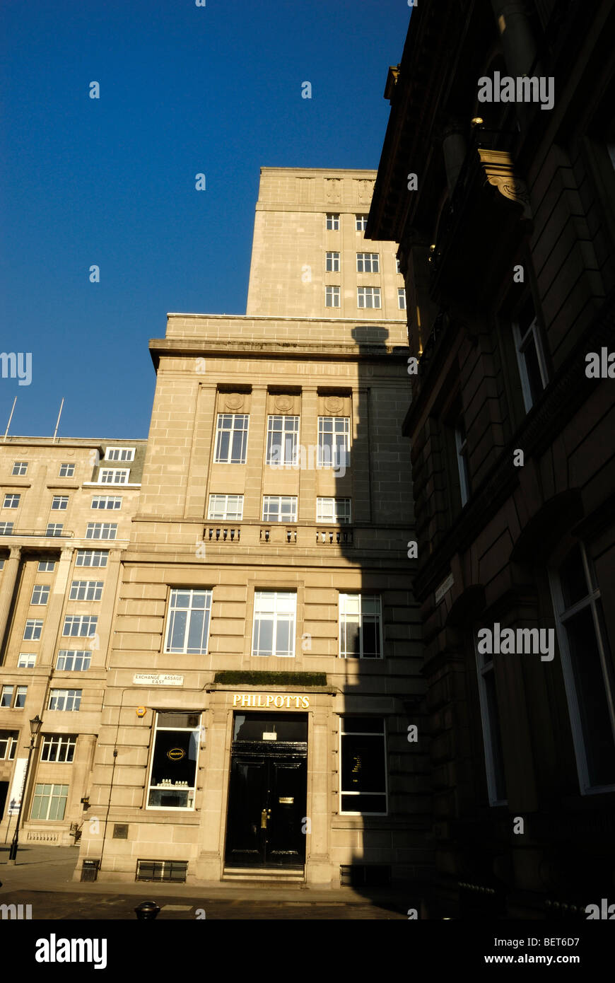 Bâtiment bien éclairé avec ciel bleu à Liverpool Royaume-Uni Drapeaux change Banque D'Images