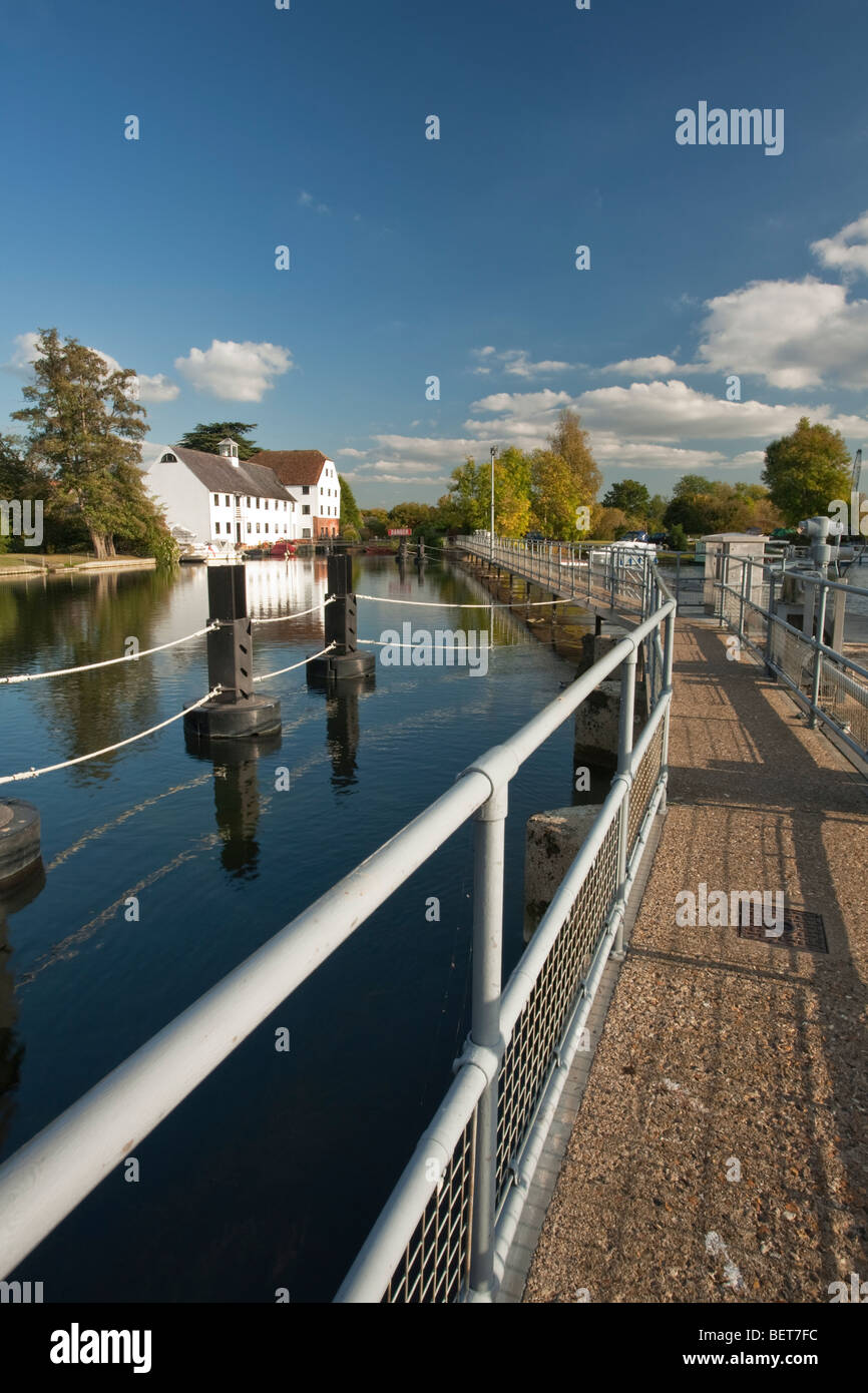 Hambleden Weir sur la Tamise près de Henley, Oxfordshire, UK Banque D'Images
