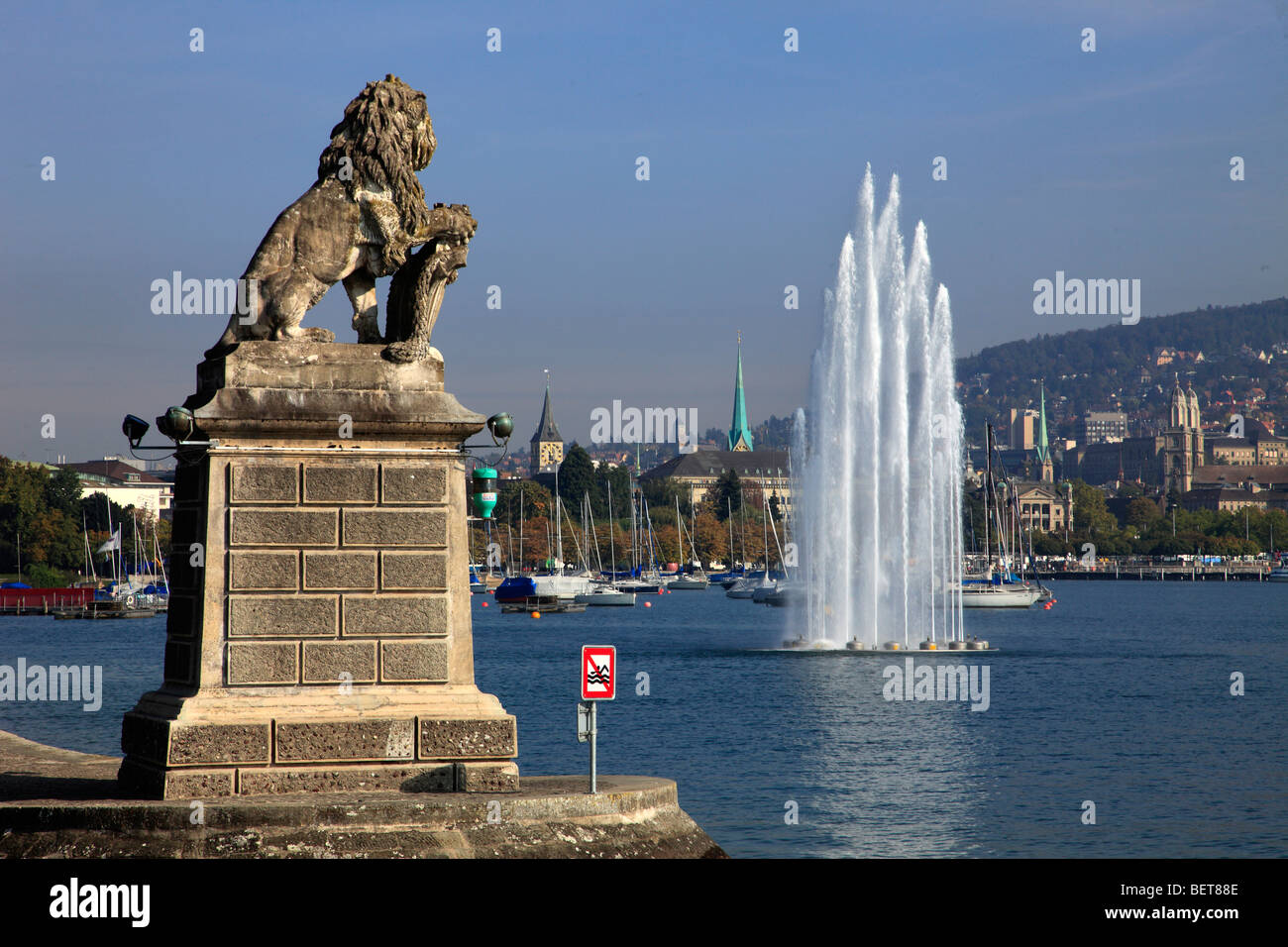 Suisse, Zurich, lac, fontaine, port, vue générale Banque D'Images