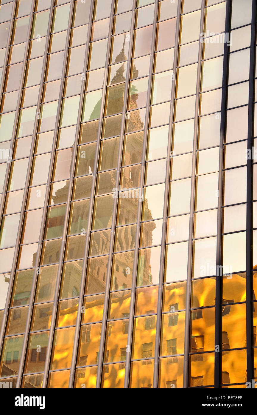 Reflet dans le verre gratte-ciel Banque D'Images