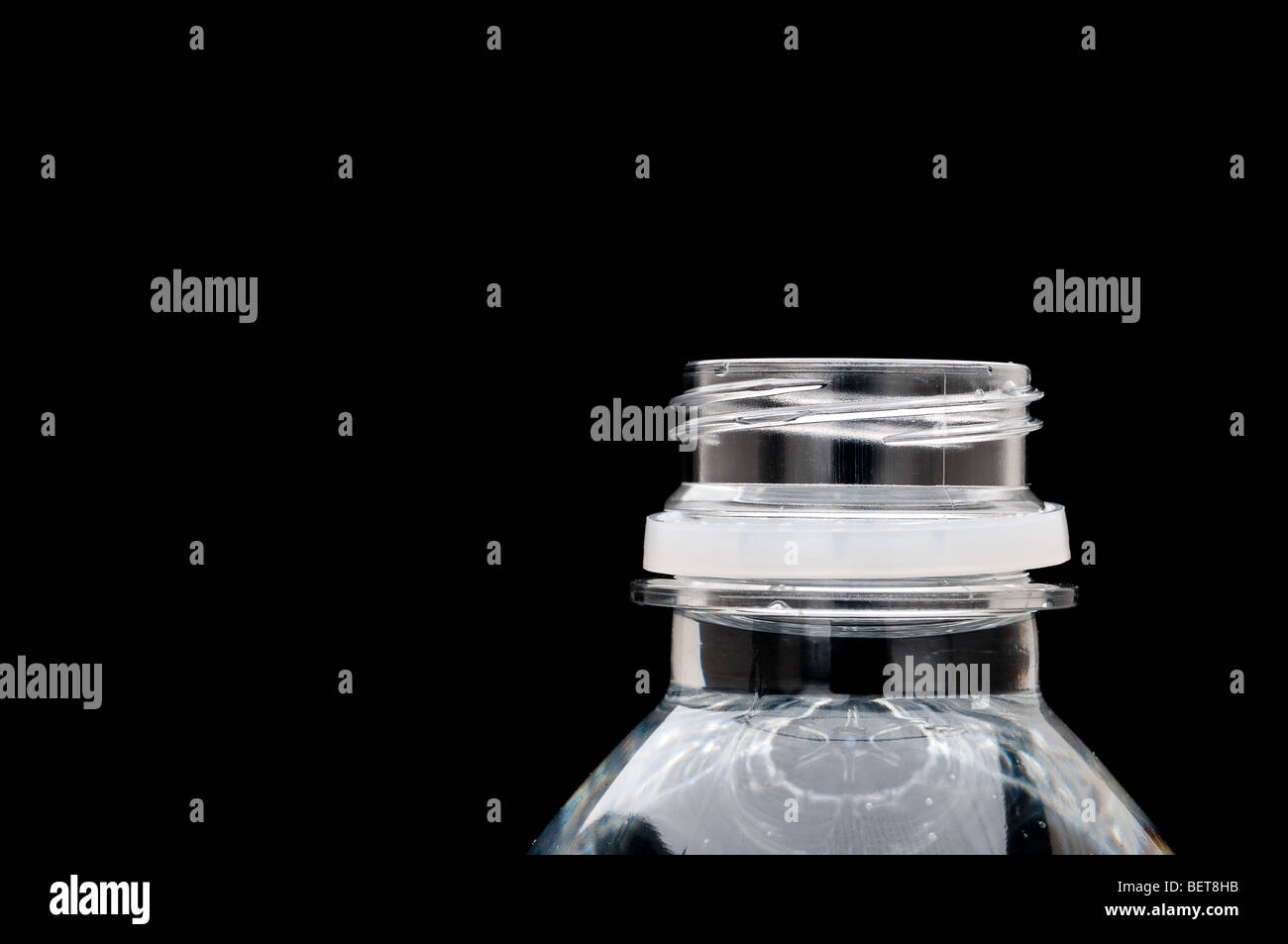 Close up d'une bouteille d'eau en plastique à recycler Banque D'Images