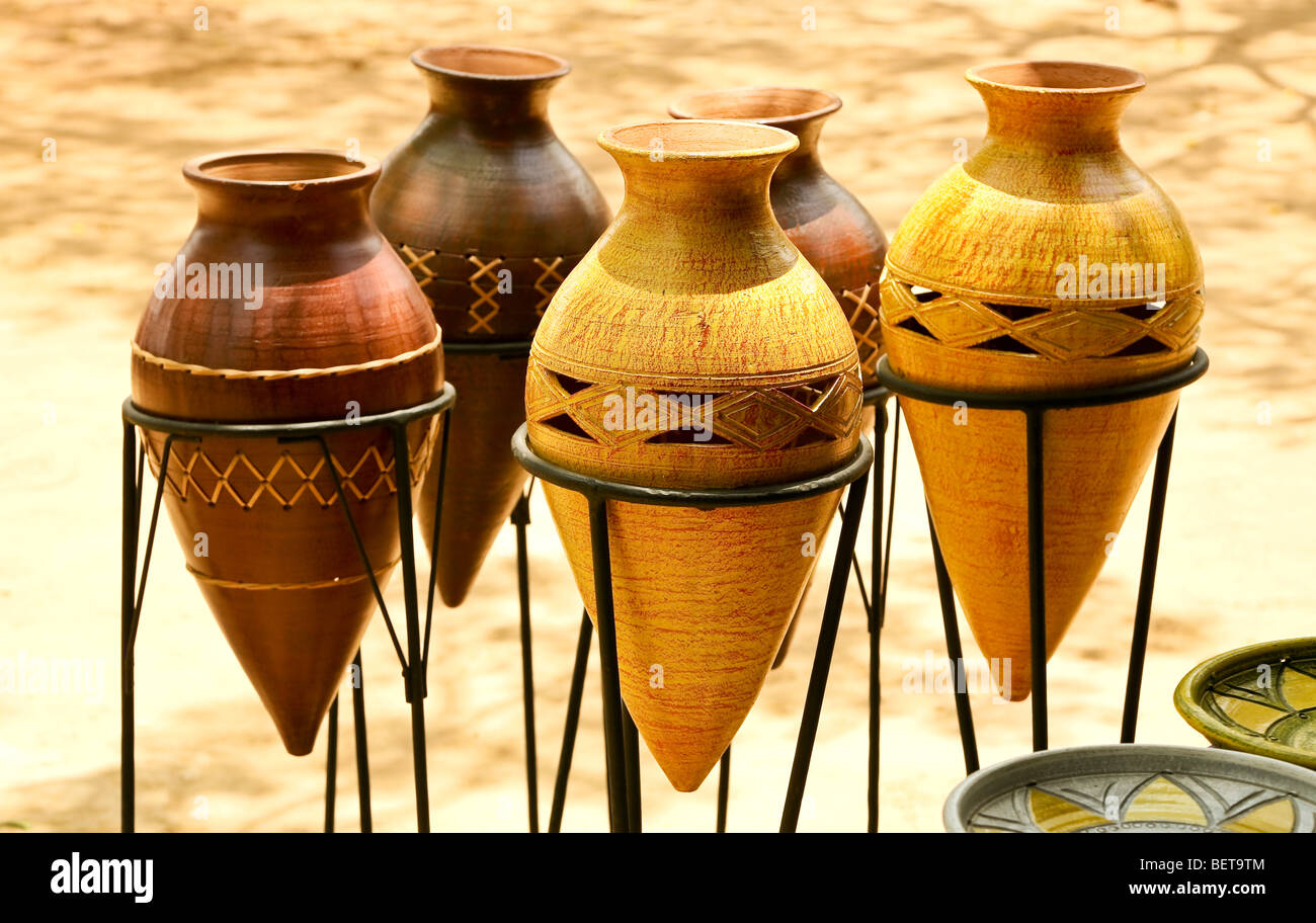 Poterie africaine à un marché en plein air près de Accra au Ghana Banque D'Images