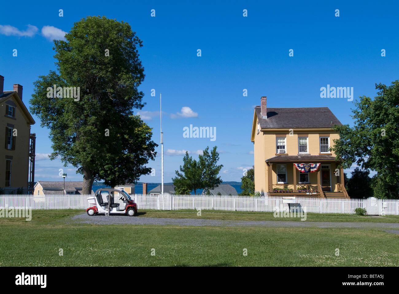 Véhicule électrique garé à l'extérieur de la maison du lieutenant à Sackets Harbor Battlefield State Historic Site. Banque D'Images