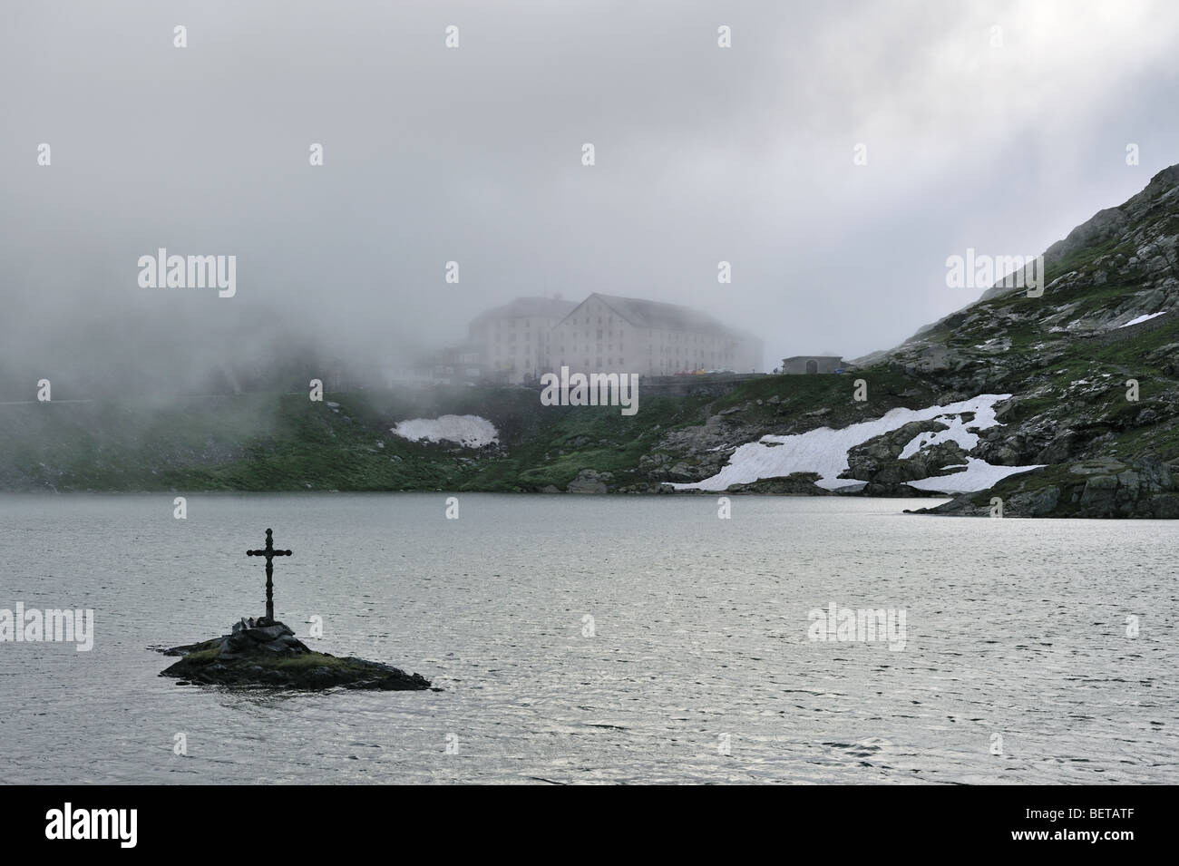 Brume sur le lac et hospice pour les voyageurs au col du Grand-Saint-Bernard dans les Alpes Suisses, Suisse Banque D'Images