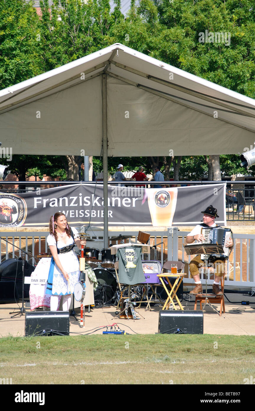 Fille en costume traditionnel allemand chantant à l'Oktoberfest à Addison, Texas - 2ème plus grand au monde après l'Oktoberfest, Munich Banque D'Images