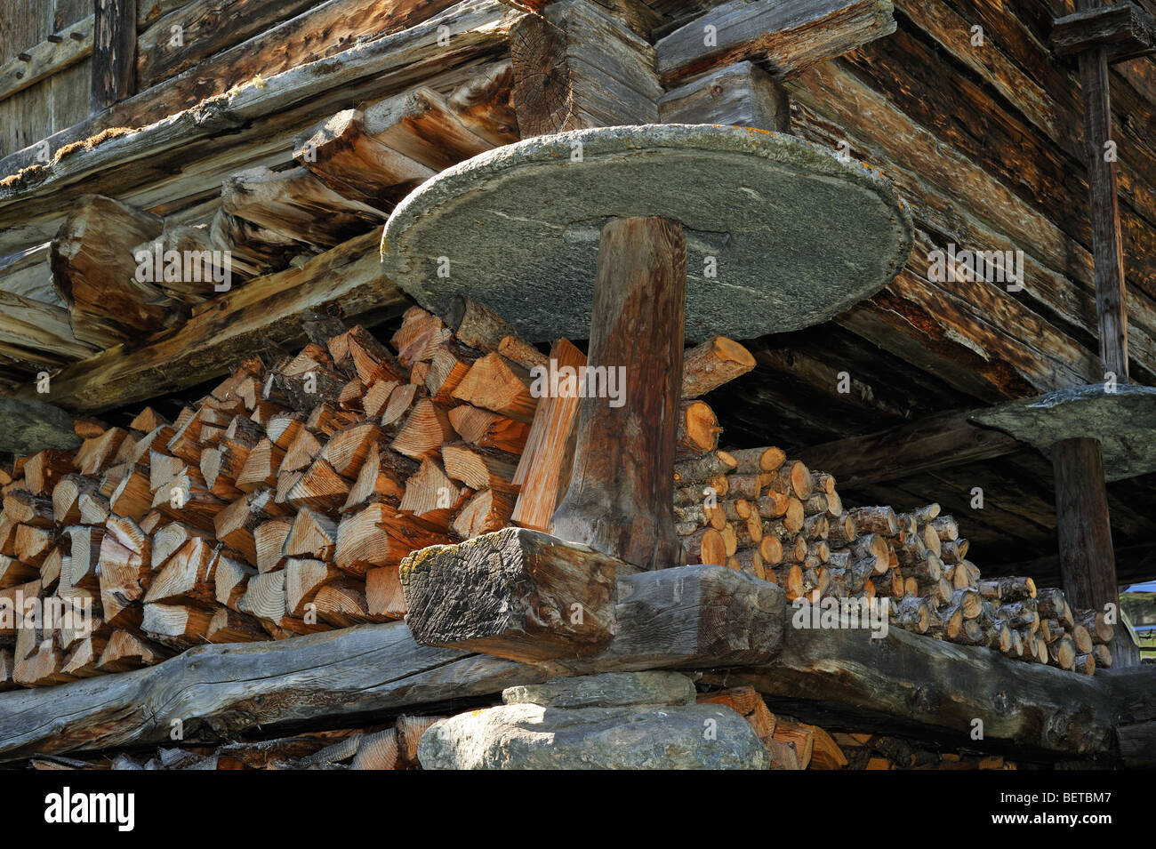 Détail de grenier traditionnel / raccard montrant dalle de pierre circulaire pour empêcher les rongeurs, Valais, Suisse Banque D'Images