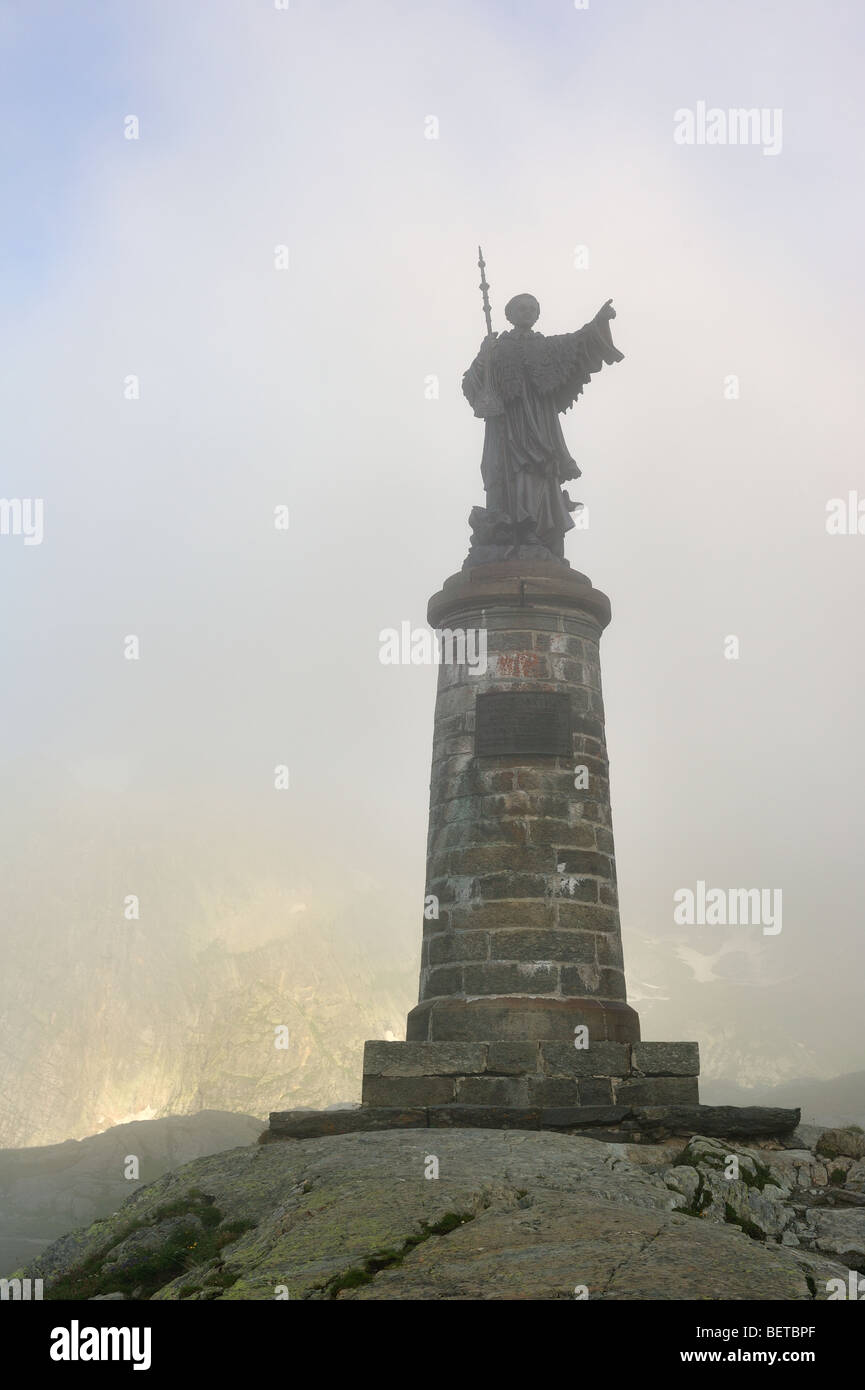 La statue de saint Bernard dans la brume au col du Grand-Saint-Bernard dans les Alpes Suisses, Suisse Banque D'Images