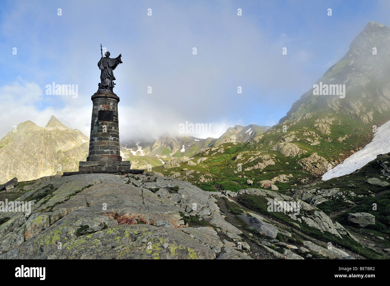 La statue de saint Bernard dans la brume au col du Grand-Saint-Bernard dans les Alpes Suisses, Suisse Banque D'Images