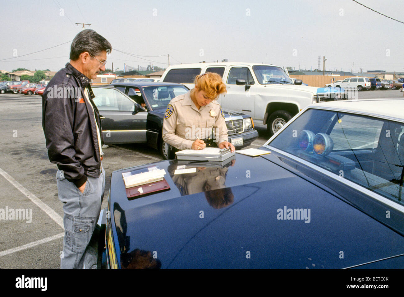 Écrire citation de remplir le formulaire d'inspection pour l'échec de l'application de la loi sécurité sécurité police juridique cop freeway drive véhicule Banque D'Images