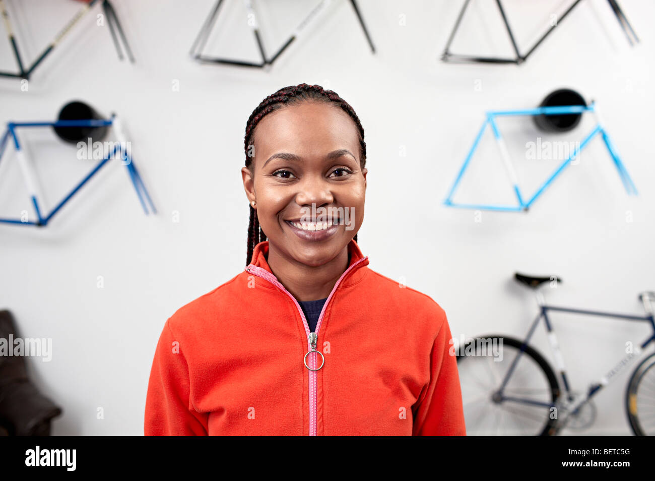 Portrait d'une femme avec des lunettes en bike shop Banque D'Images