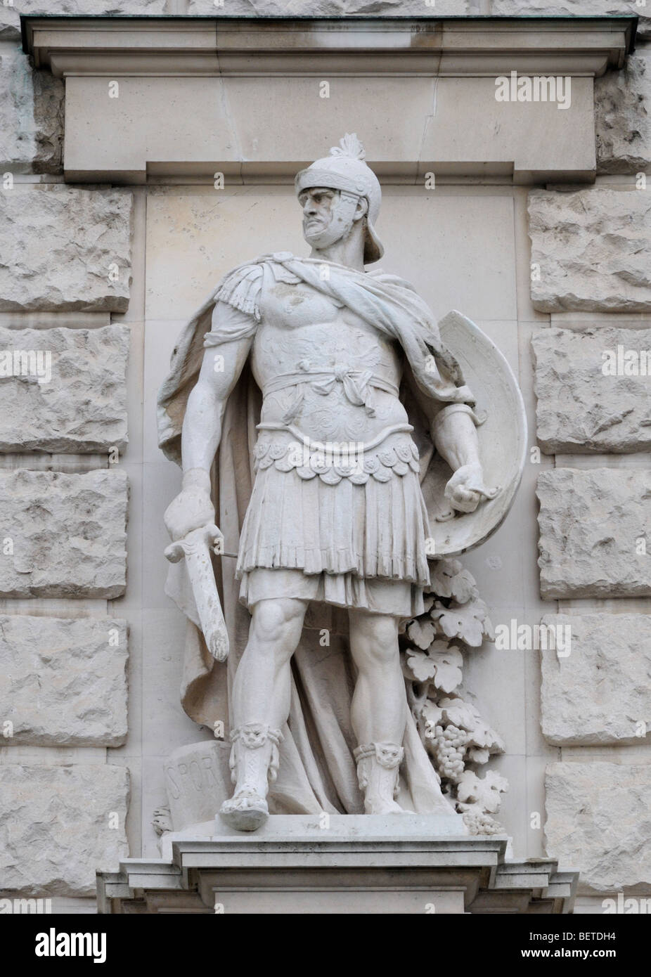 Vienne, Autriche. Heldenplatz. Statue de pierre sur la façade de la Neue Burg : légionnaire romain (par Wilhelm Seib) Banque D'Images