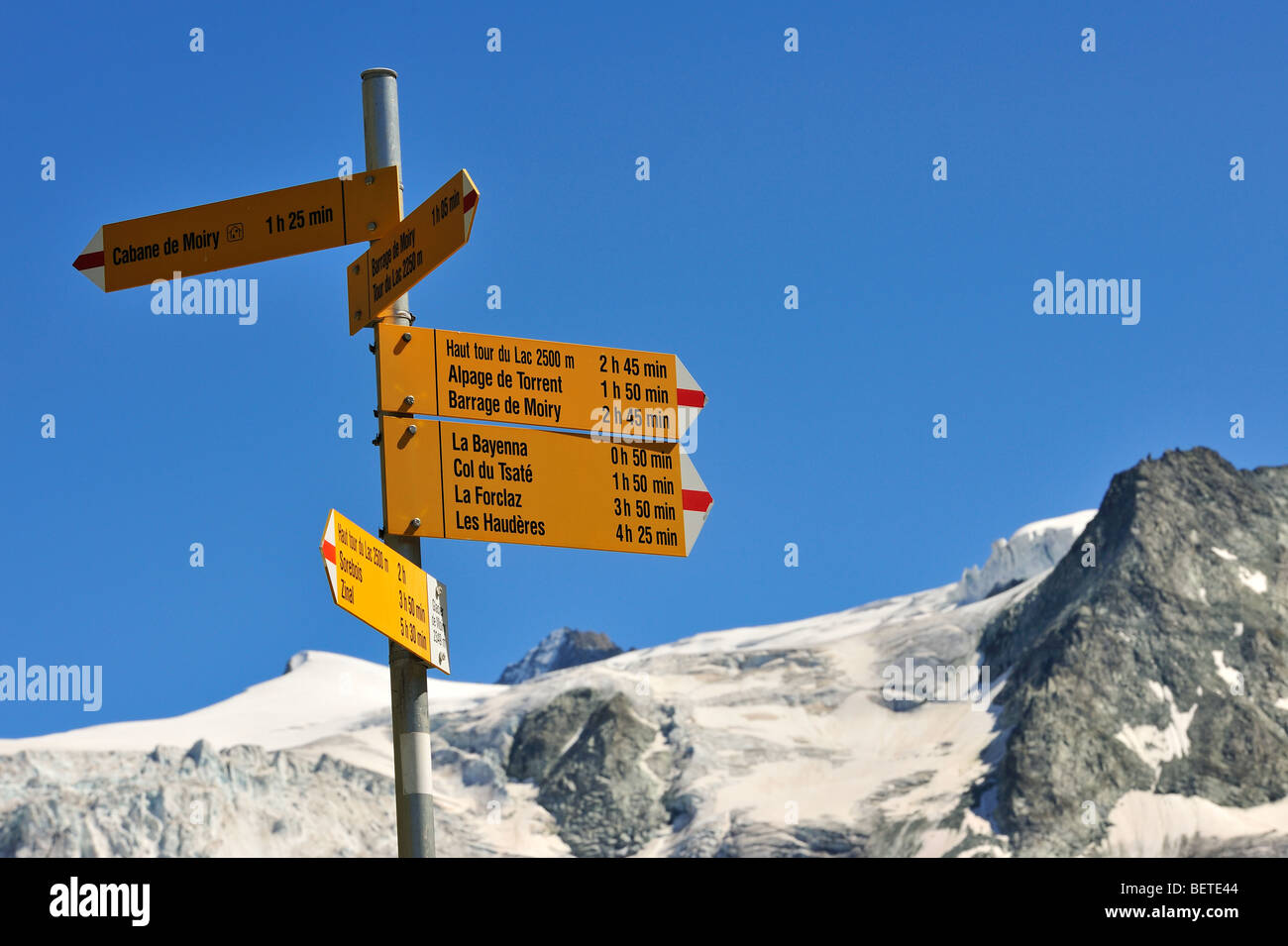 Panneau indiquant les directions le long du sentier sentier de montagne dans les Alpes Pennines / Walliser Alpen, Valais / Wallis (Suisse) Banque D'Images