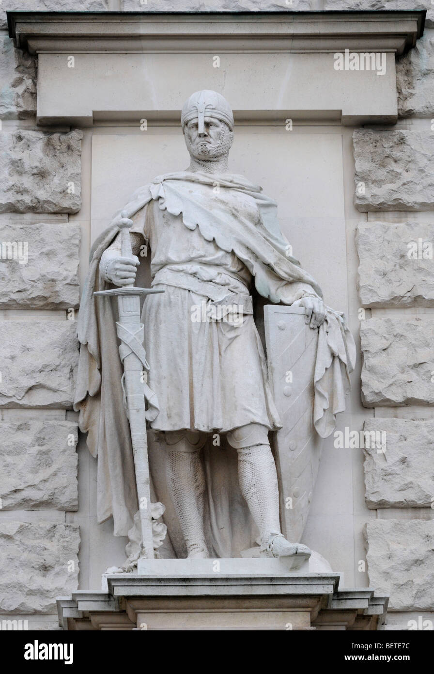 Vienne, Autriche. Heldenplatz. Statue de pierre sur la façade de la Neue Burg : Frankish (par Edmund von Hellmer) Banque D'Images