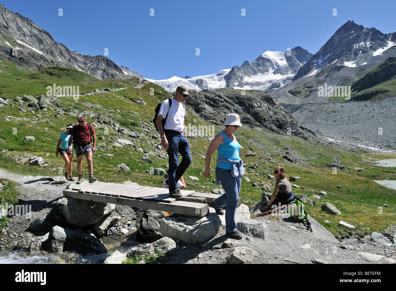 Les touristes / marcheurs marcher le long de chemin de montagne dans les Alpes Pennines / Walliser Alpen, Valais / Wallis (Suisse) Banque D'Images