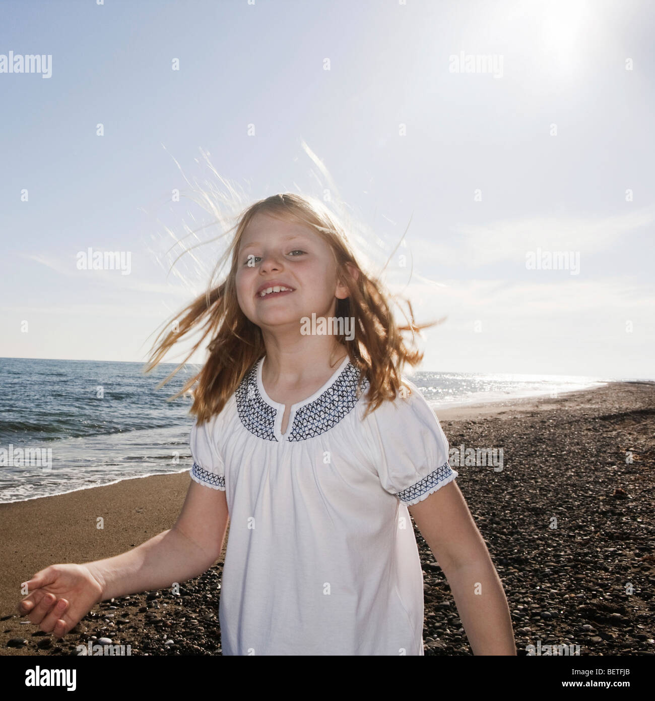 Girl at beach smiling at camera Banque D'Images