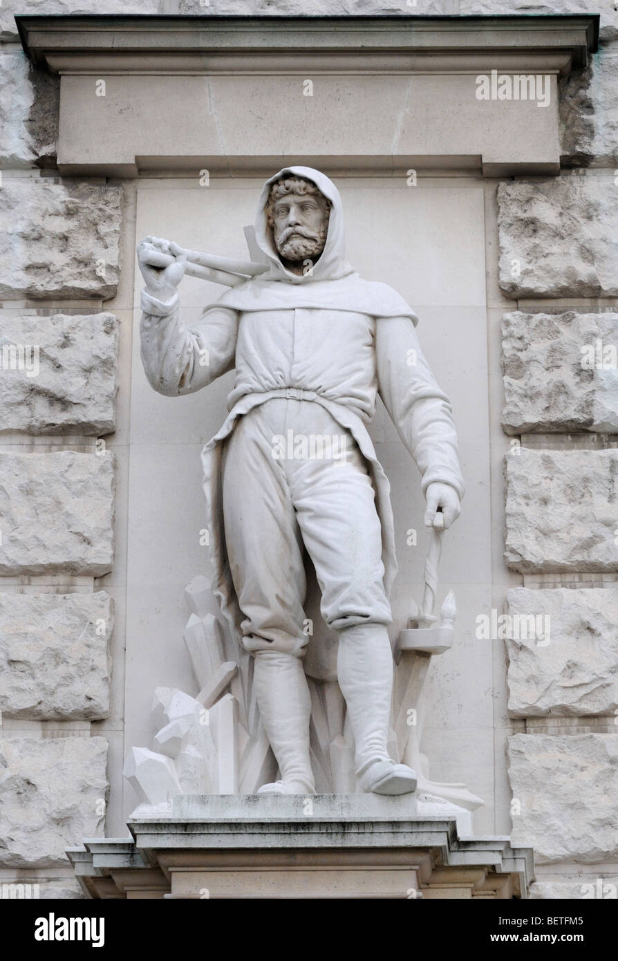 Vienne, Autriche. Heldenplatz. Statue de pierre sur la façade de la Neue Burg : Miner (par Werner David) Banque D'Images