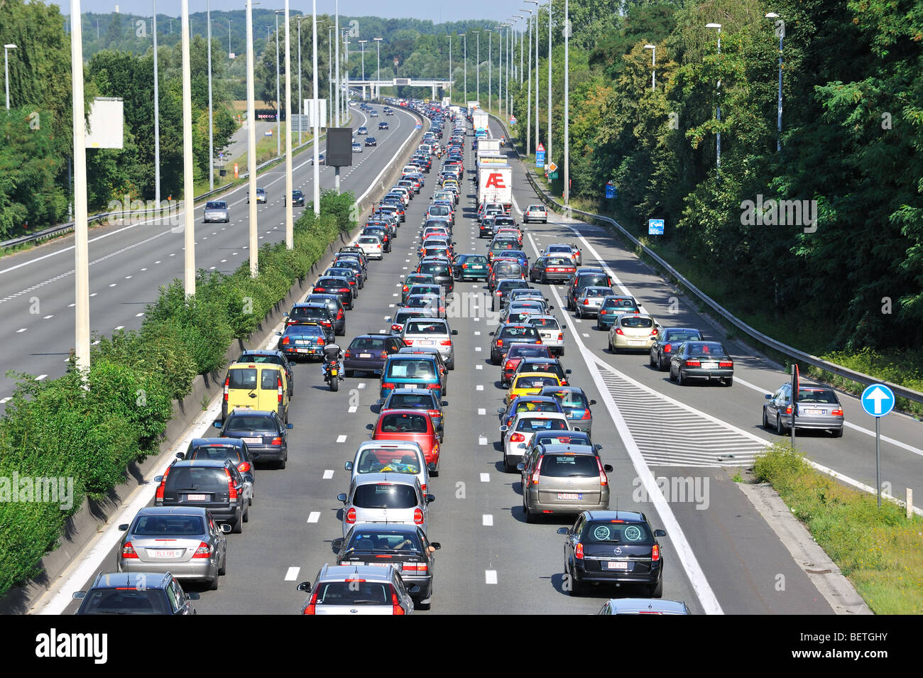 Les voitures et les camions en attente à l'approche des voies d'autoroute bretelle au cours embouteillage sur l'autoroute pendant les vacances, en Belgique Banque D'Images