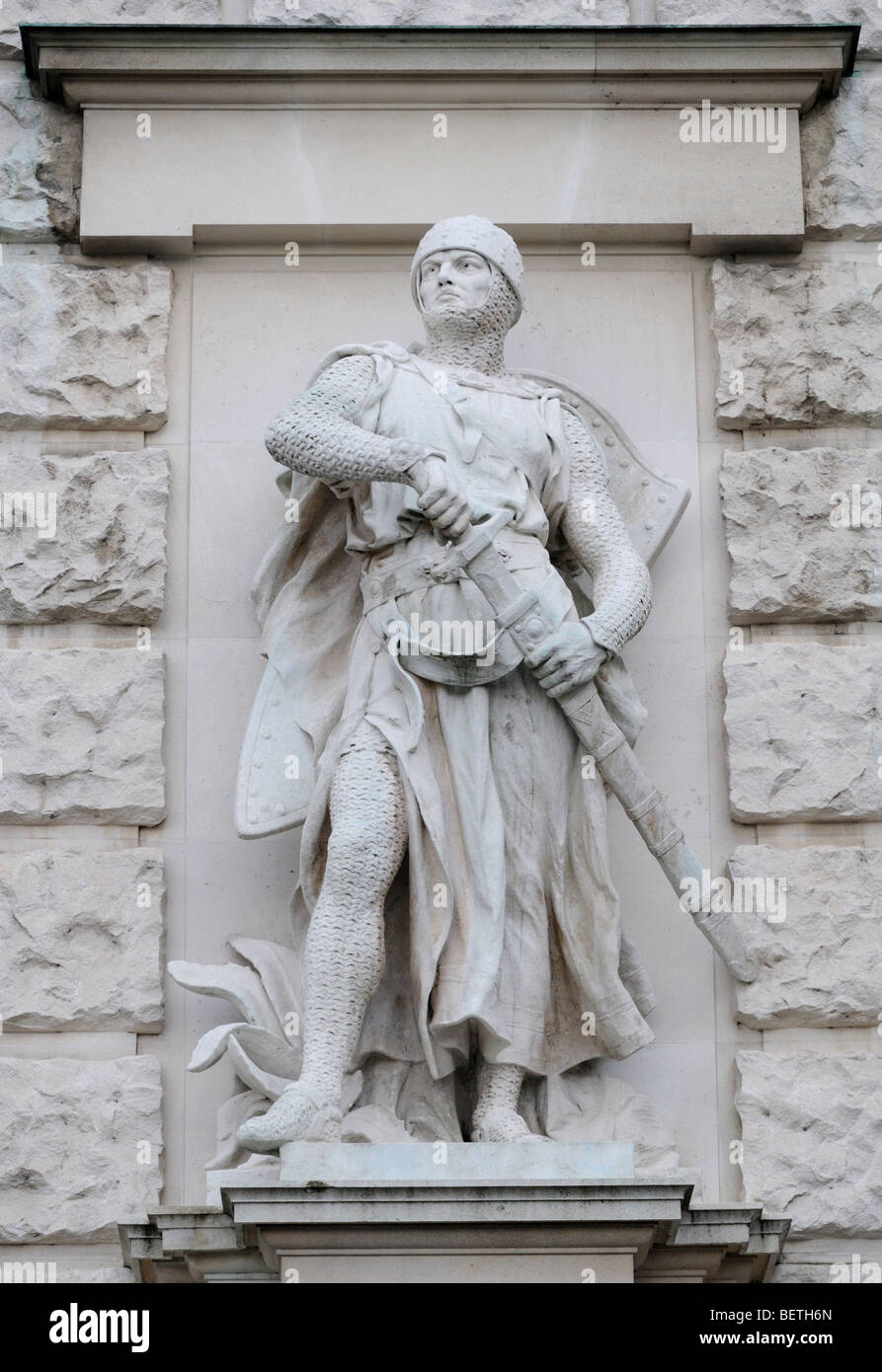 Vienne, Autriche. Heldenplatz. Statue de pierre sur la façade de la Neue Burg : Crusader (par Viktor Tilgner) Banque D'Images