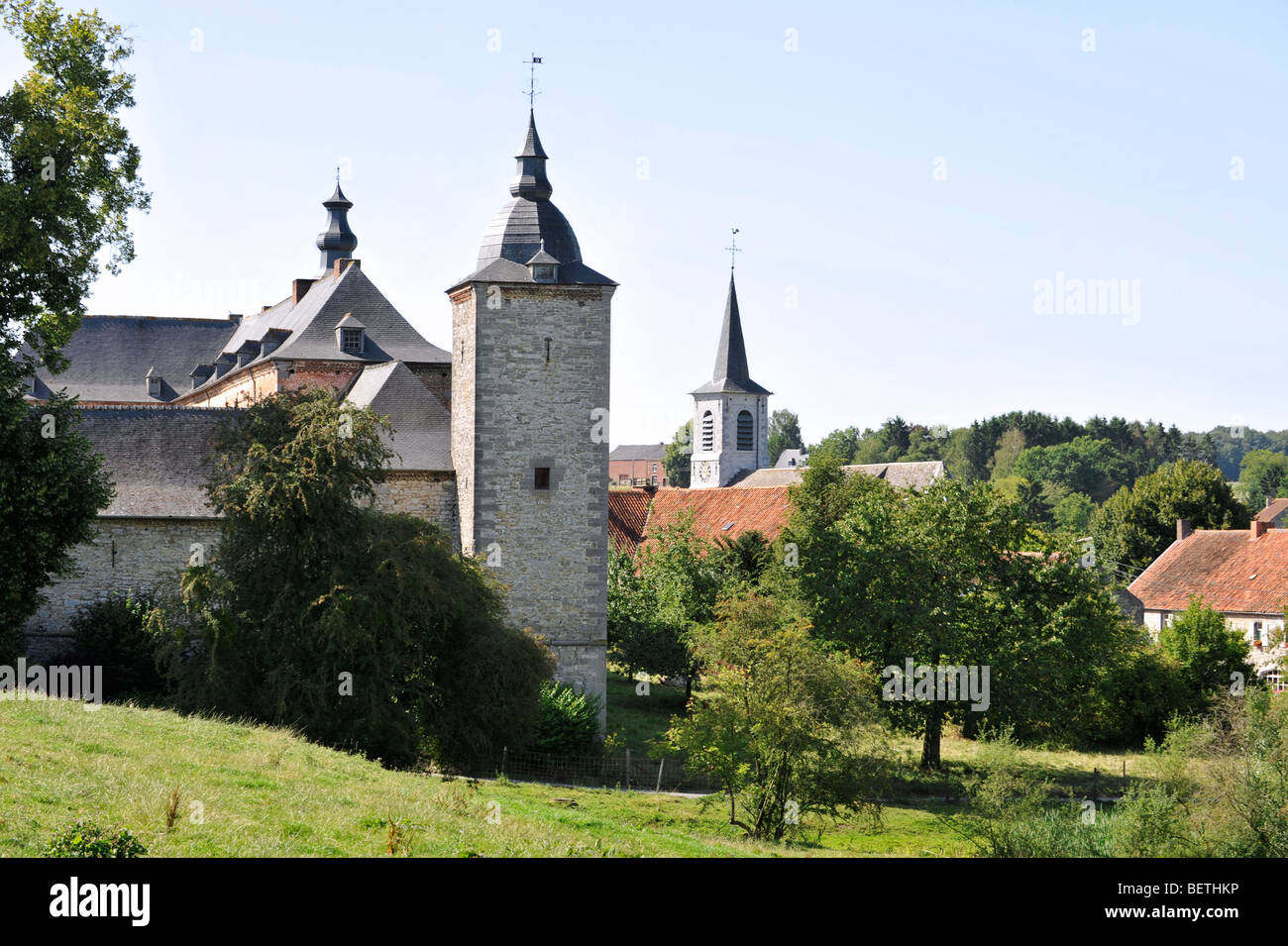 Ferme château / châteauferme et de l'église à Falaën, Bastogne dans