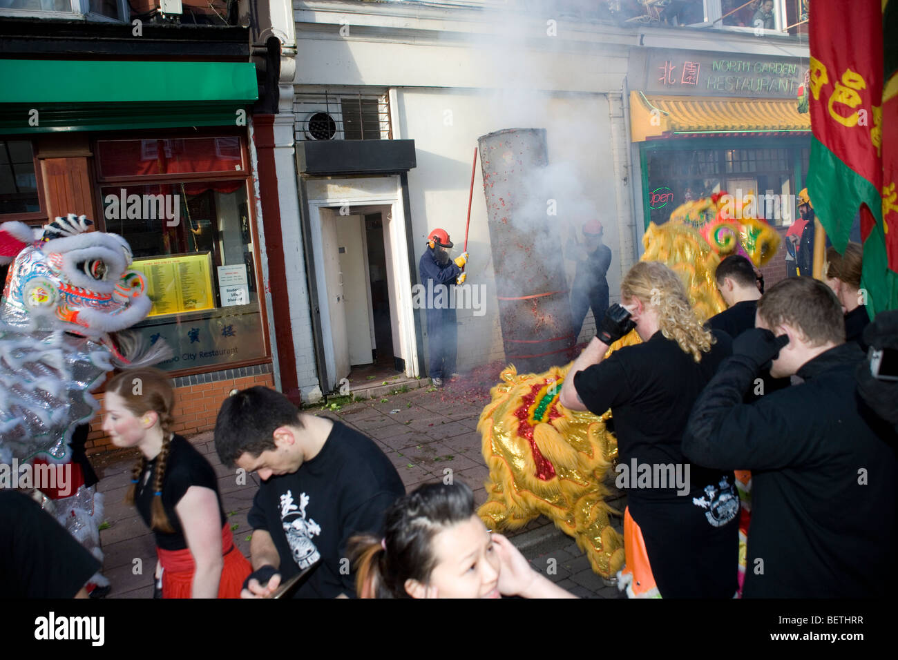 Les célébrations du Nouvel An chinois dans la région de Hardy Street dans le quartier chinois de Liverpool faire exploser des pétards Banque D'Images