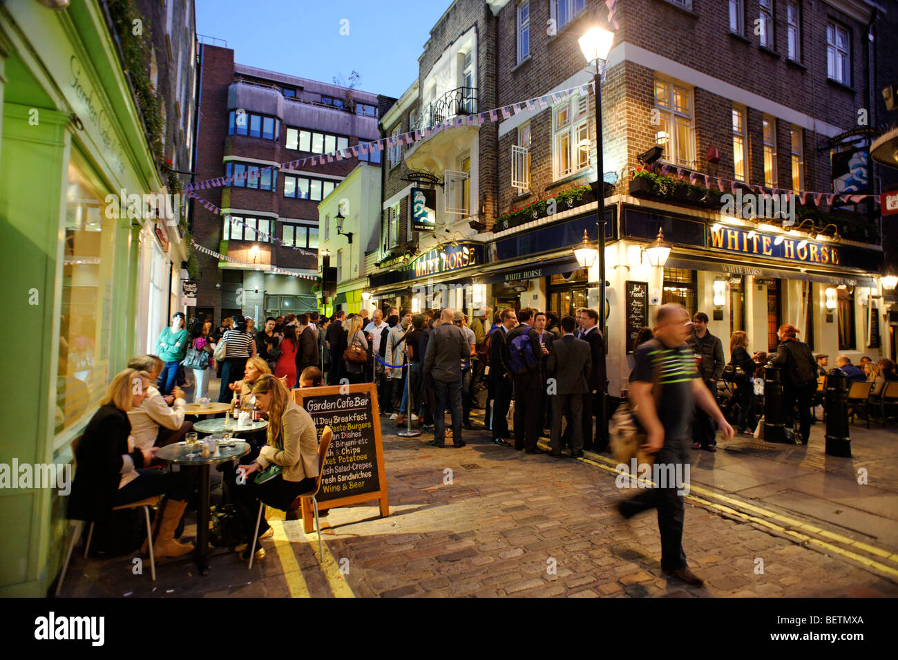 Les personnes qui boivent à l'extérieur de la White Horse pub. Soho. Londres. La Grande-Bretagne. UK Banque D'Images