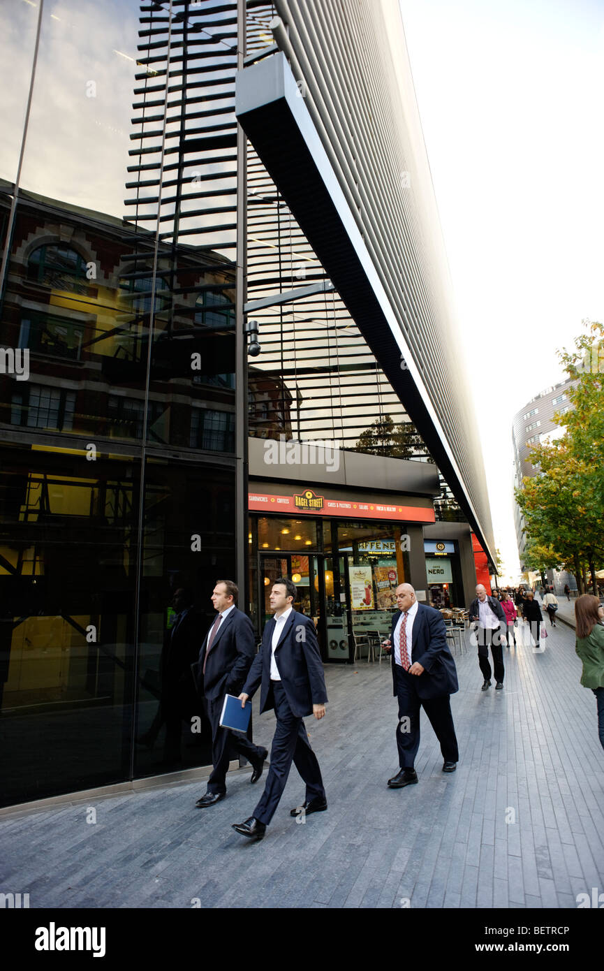 Les employés de bureau à 6 More London Place. Tooley Street. Londres. La Grande-Bretagne. UK Banque D'Images