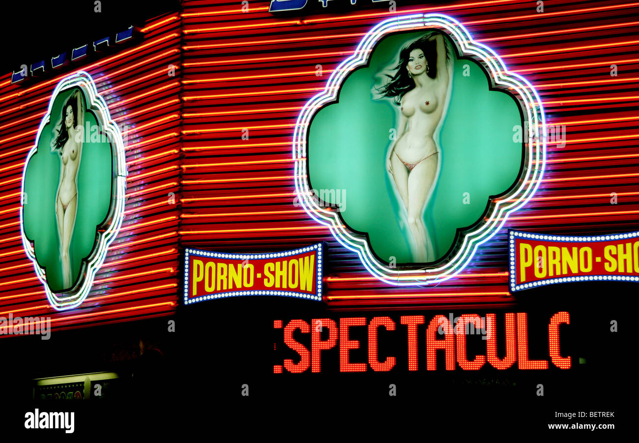 Hot sexy peinture de femme nue, entourée de lumière néon pour une Porn-Show billboard Photo Stock